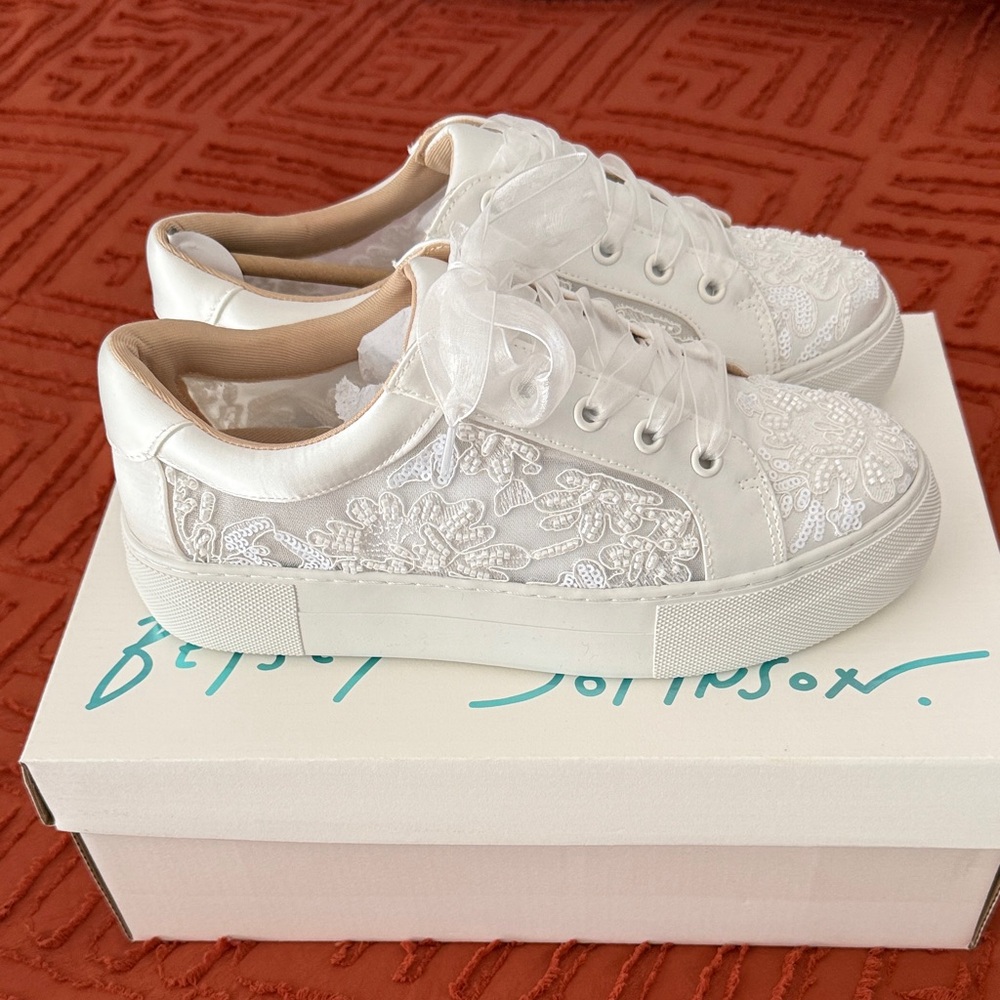 Betsy Johnson ivory wedding sneakers. Size 7. Theaa . New.